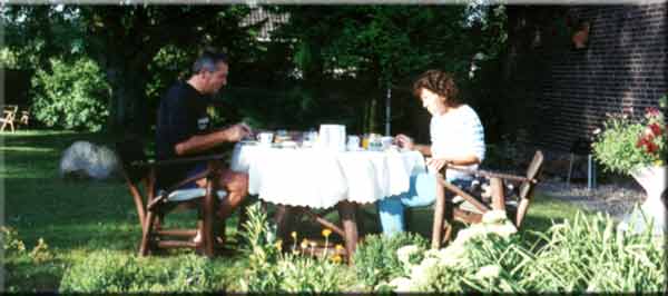 Hans Nahne und Gudrun beim FrÃ¼stÃ¼cken im Garten, so kÃ¶nnen unsere GÃ¤ste natÃ¼rlich auch frÃ¼stÃ¼cken...