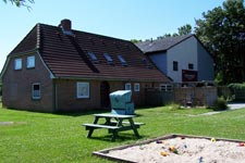 Landromantik und frische Luft sorgen f&uuml;r Ruhe und Erholung. Rund um das Ferienhaus nur Wiesen, Deiche und Felder.