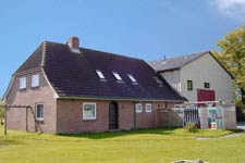 Die Ferienwohnung ist das ideale Feriendomizil f&uuml;r die ganze Familie, ob gro&szlig; oder klein oder 2 Paare mit Kindern . Gro&szlig;er Garten bietet viel Raum f&uuml;r Spiel und Fitness. Die Haush&auml;lfte auf 2 Etagen bietet Raum, ca 100 m&sup2;, f&uuml;r 2-6 (mit Kindern evtl. 8) Personen. Durch das geschlossene Treppenhaus auch f&uuml;r die kleine Familie ideal, direkter Ausgang auf Terrasse und gro&szlig;en Garten mit Gartenm&ouml;beln und Strandkorb. Die Spielscheune mit Tischtennis und Fahrr&auml;dern, Waschraum mit Waschmaschine und Trochner, B&uuml;gelutensilien l&auml;sst keine W&uuml;nsche offen. Endpreis inkl. Energie und Nebenkosten.