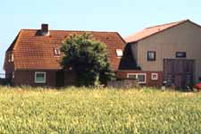 Die Ferienwohnung im Dachgescho&szlig; des Ferienhauses bietet Gem&uuml;tlichkeit , Ruhe und Komfort f&uuml;r 2-4 Personen. Weiter Blick &uuml;ber Wiesen , Felder und Deiche. Die Wohnung ist urgem&uuml;tlich mit viel Holz ausgestattet. Flur und Treppenhaus sind gro&szlig;z&uuml;gig und ger&auml;umig mit Sitz und Spielecke. Direkter Zugang zur Spielscheune mit Tischtennis und Fahrr&auml;dern, Waschmaschine, und Trockner, B&uuml;gelutensilien. Endpreis inkl. Energie und Nebenkosten.