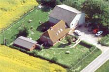 Die Ferienwohnung ist eine separate ebenerdige Haush&auml;lfte in unserem Ferienhaus Reu&szlig;enkoog , ca 70 m&sup2;, Einzelhoflage hinterm Nordseedeich mit Blick &uuml;ber Wiesen Felder und Deiche. Sie besteht aus Flur, gro&szlig;em Wohnraum mit angrenzender offener K&uuml;che, 2 Schlafzimmern und 2 B&auml;dern, Terrasse. Auch sehr gut f&uuml;r 2 Paare geeignet. Familien mit Kindern f&uuml;hlen sich hier auch sehr wohl. Direkter Zugang zur Spielscheune mit Tischtennis und Fahrr&auml;dern , Kinderfahrzeuge, Waschmaschine und Trockner. 