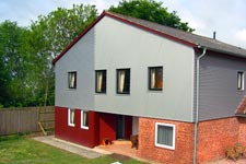 Die Ferienwohnung im Dachgescho&szlig; des Ferienhauses bietet Gem&uuml;tlichkeit , Ruhe und Komfort f&uuml;r 2-4 Personen. Weiter Blick &uuml;ber Wiesen , Felder und Deiche. Die Wohnung ist urgem&uuml;tlich mit viel Holz ausgestattet. Flur und Treppenhaus sind gro&szlig;z&uuml;gig und ger&auml;umig mit Sitz und Spielecke. Direkter Zugang zur Spielscheune mit Tischtennis und Fahrr&auml;dern, Waschmaschine, und Trockner, B&uuml;gelutensilien. Endpreis inkl. Energie und Nebenkosten.