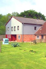 &Uuml;berdachte Terasse als &Uuml;bergang zum gro&szlig;en Garten