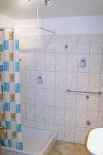 Modernes Badezimmer oben mit Dusche, WC und Waschbecken