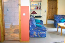 Das moderne Wohlf&uuml;hlbad liegt zentral f&uuml;r beide Schlafzimmer erreichbar.