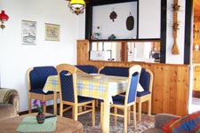 Die K&uuml;che ist gut ausgestattet und zum Wohnzimmer hin offen