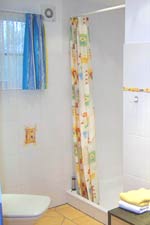 Zwei Badezimmer, beide mit Dusche, Waschbecken und WC.