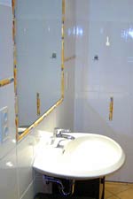 Modernes Badezimmer mit gro&szlig;em Spiegel