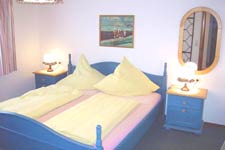 Eines der zwei Schlafzimmer mit Doppelbetten und jeweils eigenem Bad
