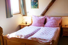Das 2te Schlafzimmer mit Fenster zum Garten
